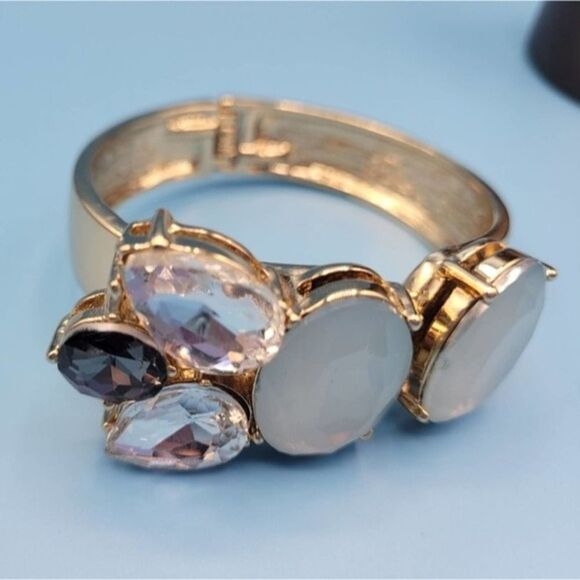 📦 The Limited bangle large rhinestones chunky gold tone ✨️ bracelet - Picture 5 of 8